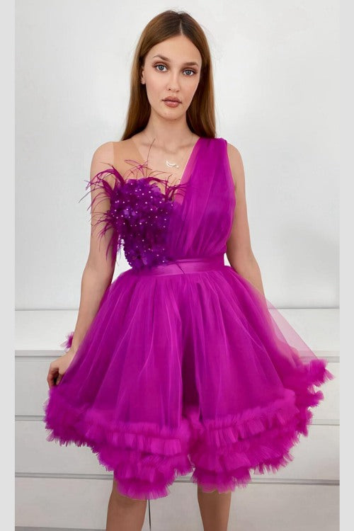 Abito corto magenta in tulle con corpetto a fiori 3D e piume decorative, firmato Moda-Mania, mostra dettagli eleganti e raffinati.