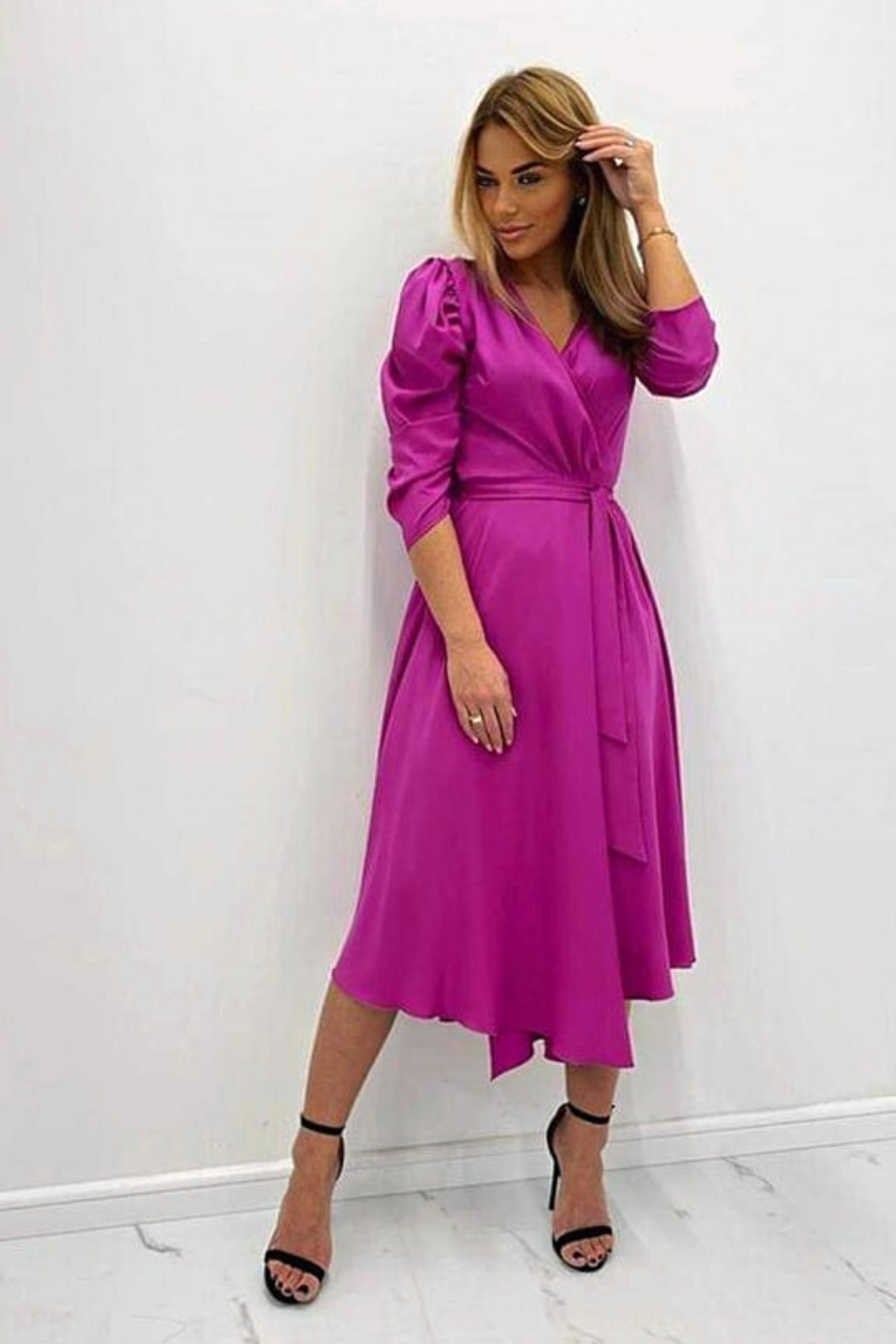 Abito lungo magenta svasato con maniche a sbuffo, allacciabile in vita e con spacco laterale, marca Moda-Mania.