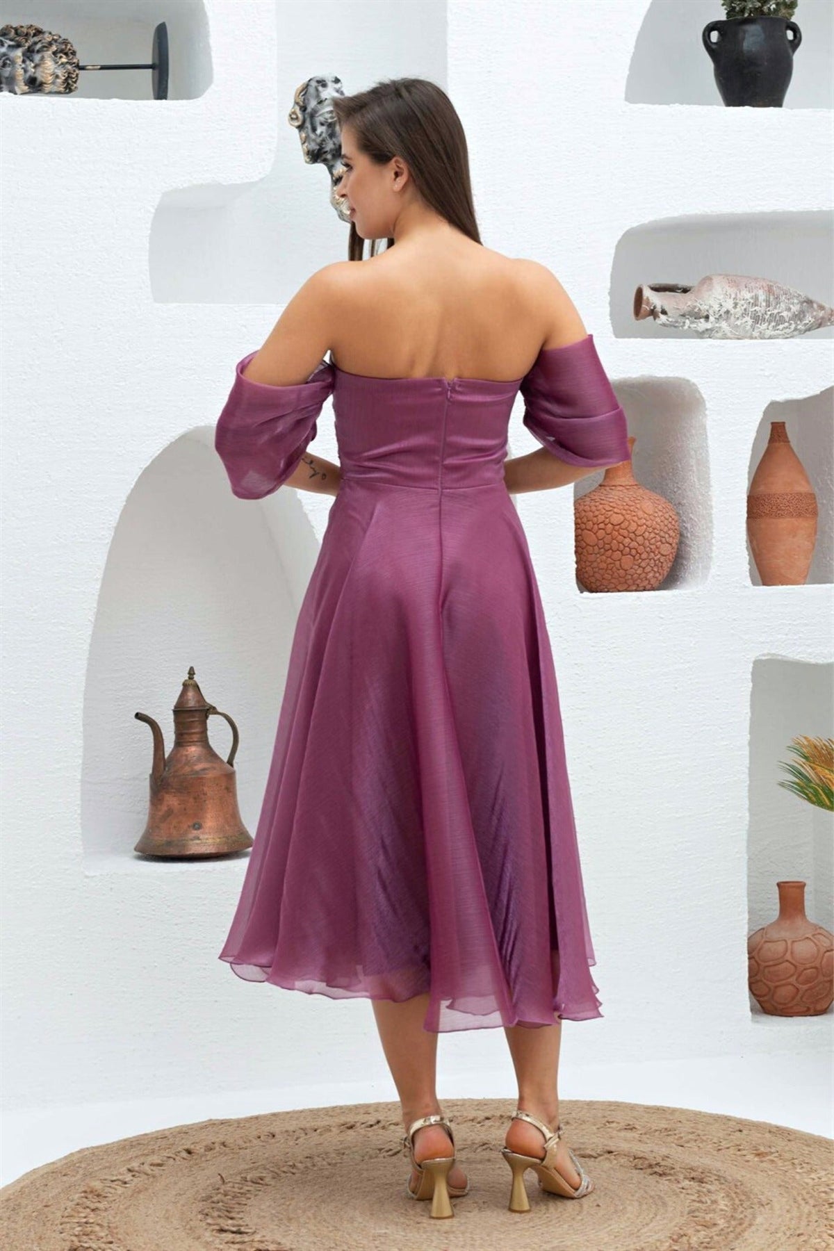 Abito lungo magenta svasato in organza con scollo a cuore e maniche cadenti, firmato Moda-Mania, visibile in dettaglio.