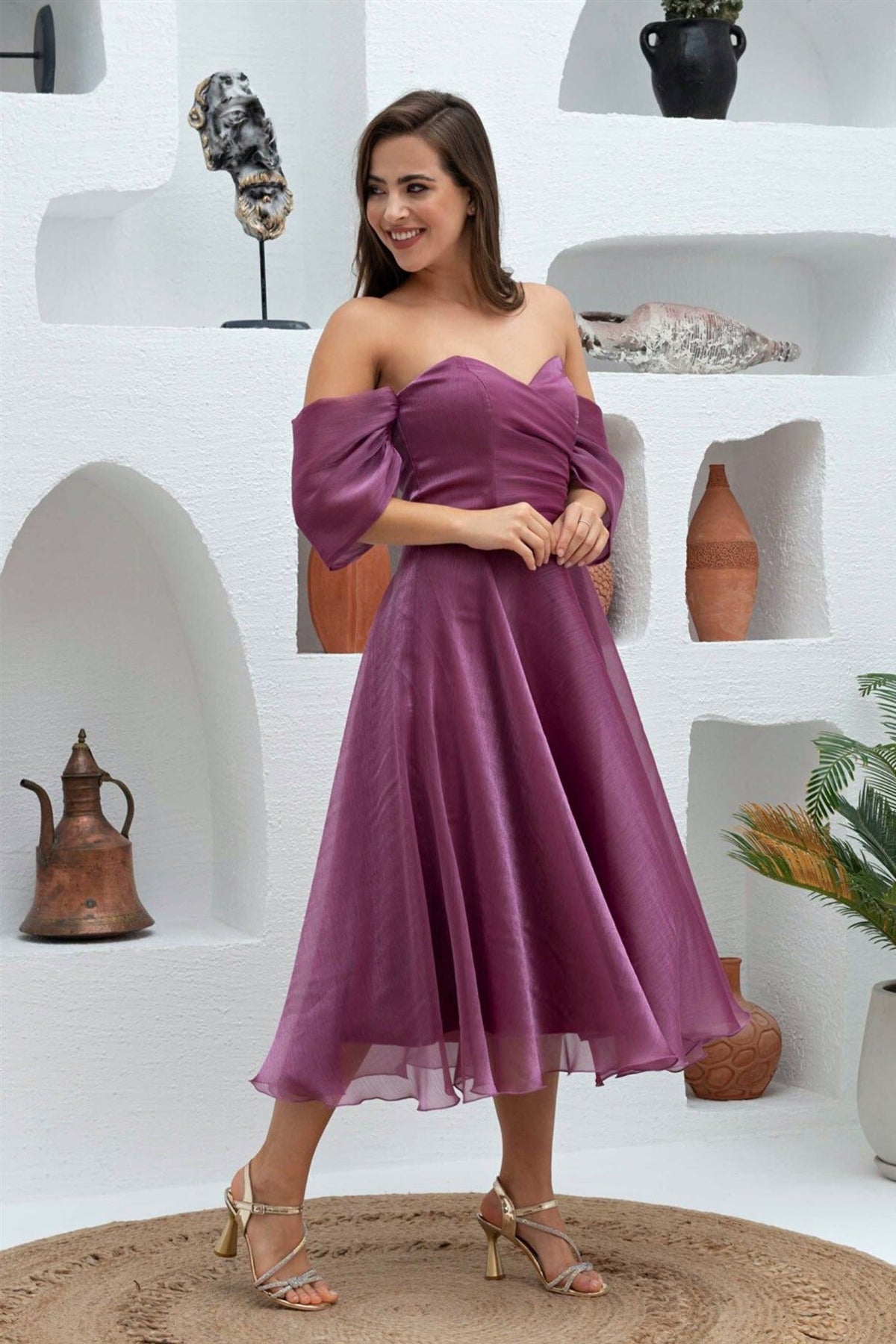 Abito midi svasato magenta in organza con scollo a cuore e maniche cadenti, firmato Moda-Mania.