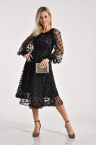 Abito midi nero svasato in tulle a pois con maniche lunghe e dettagli in velluto, firmato Moda-Mania.