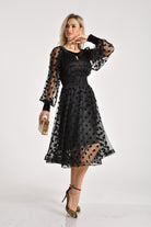 Abito midi nero svasato in tulle a pois con maniche lunghe e dettagli in velluto, Moda-Mania, elegante e femminile