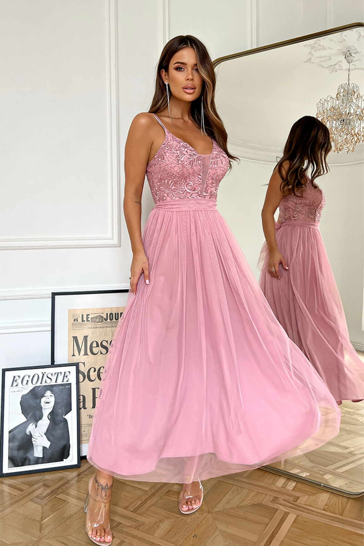 Abito midi svasato princess Moda-Mania con corpetto in tulle ricamato e gonna in tulle a strati, elegante e romantico.