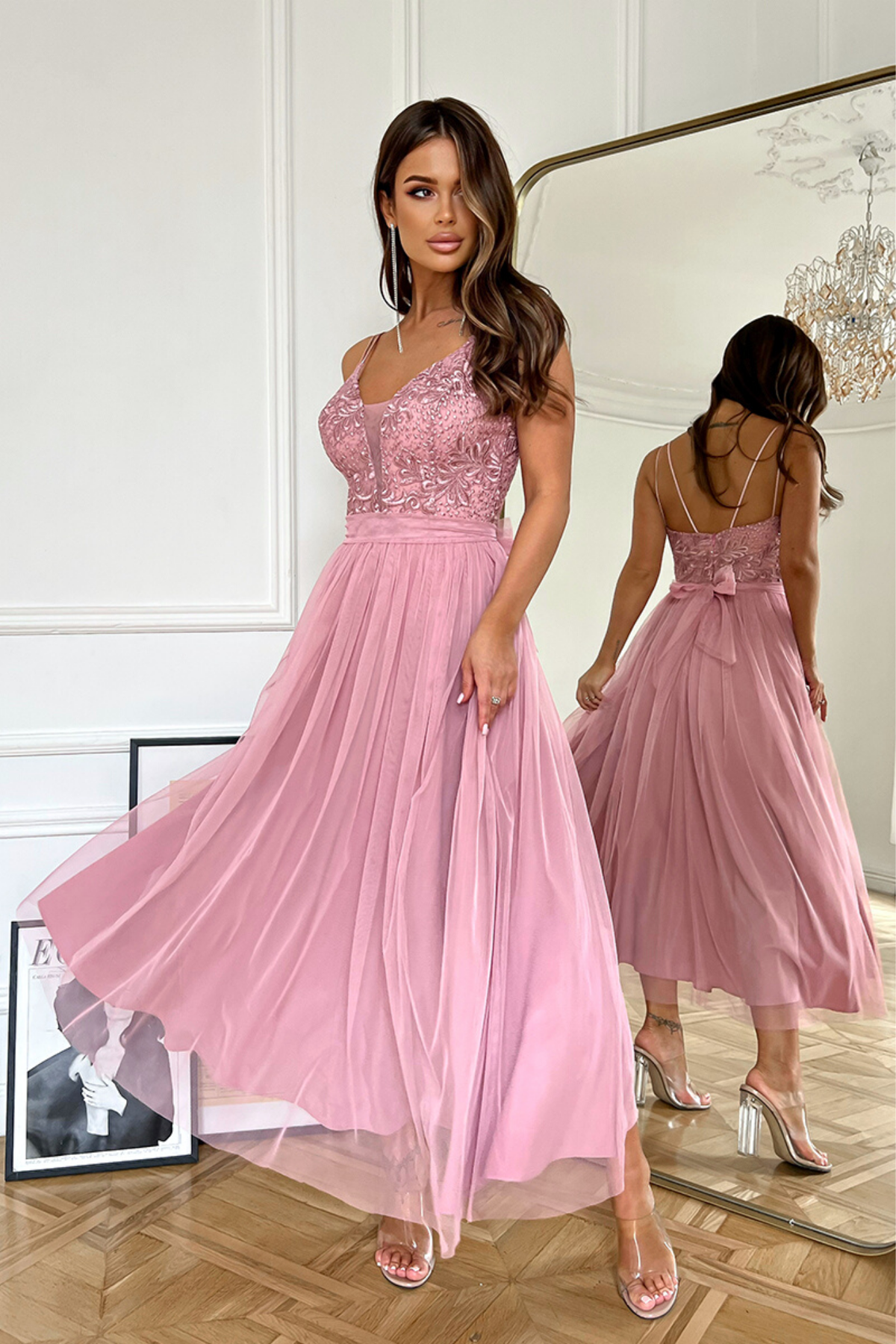 Abito midi svasato princess Moda-Mania con corpetto in tulle ricamato e gonna a strati in tulle, elegante e raffinato.