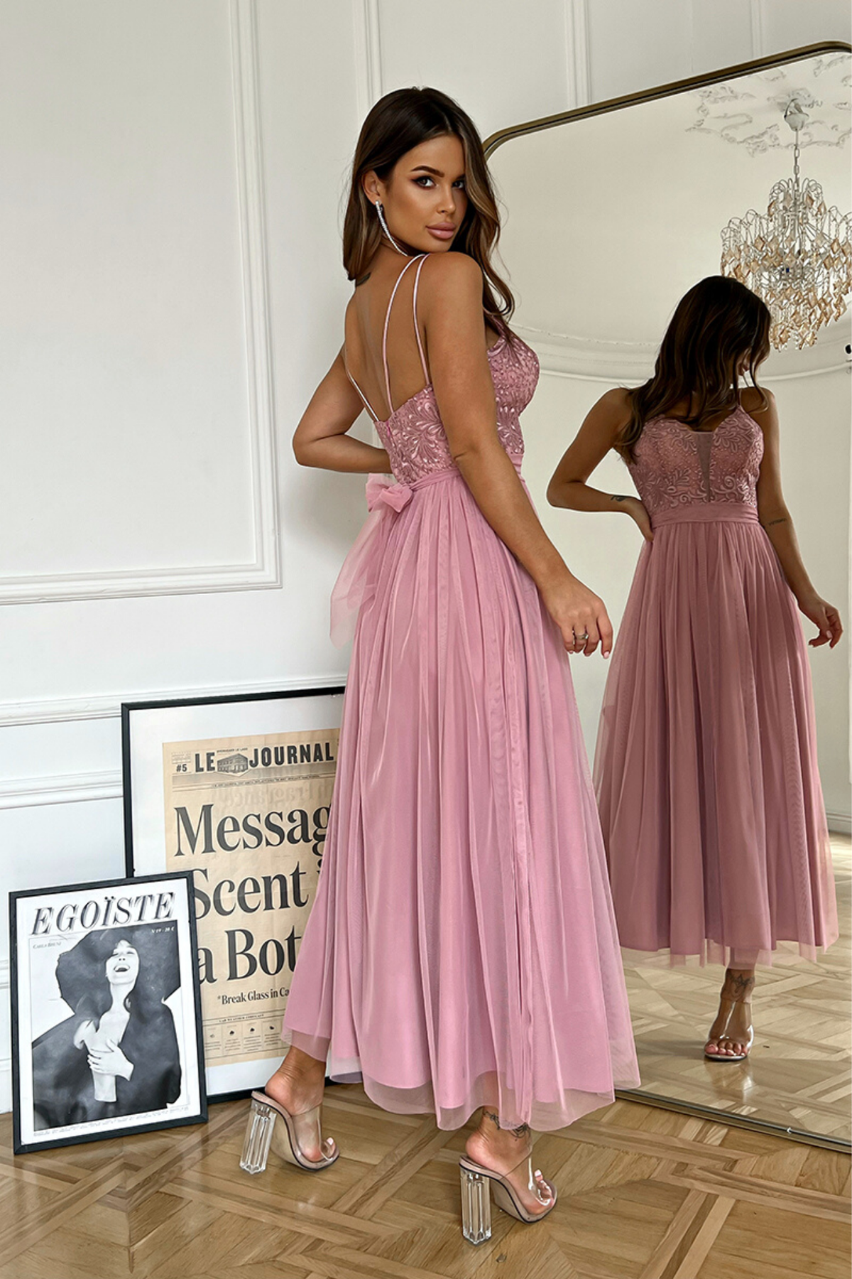 Abito midi svasato princess Moda-Mania con corpetto in tulle ricamato e gonna in tulle a strati, elegante e femminile.