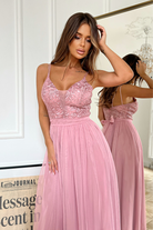 Abito midi svasato princess Moda-Mania con corpetto ricamato in tulle e gonna a strati in tulle, elegante e raffinato.