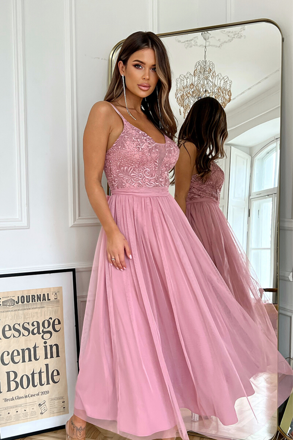 Abito midi svasato princess Moda-Mania con corpetto ricamato in tulle e gonna a strati, elegante e romantico.