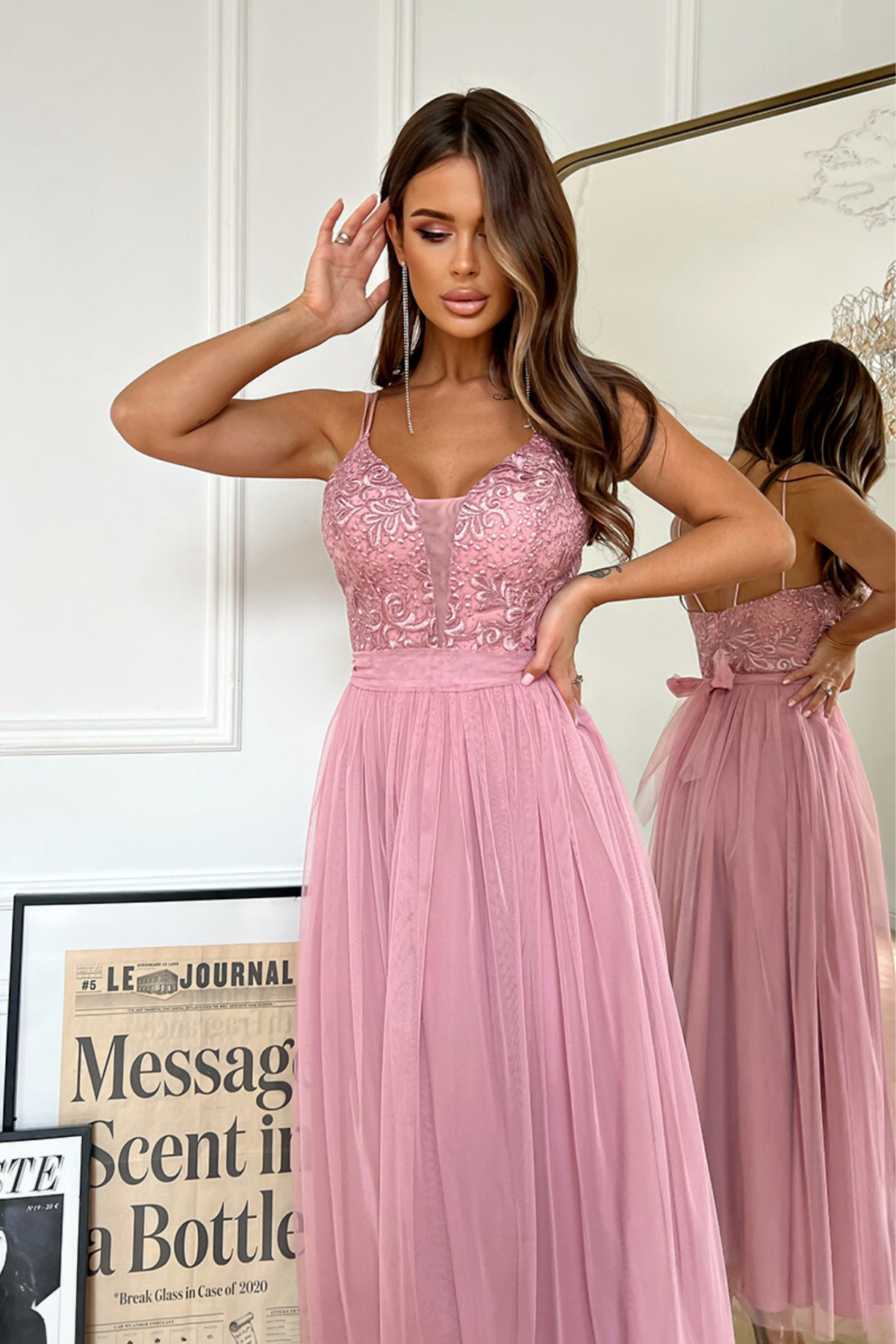 Abito midi svasato princess Moda-Mania con corpetto in tulle ricamato e gonna in tulle a strati, elegante e femminile.
