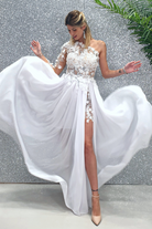 Abito lungo bianco Moda-Mania con manica singola, strascico in georgette, corpetto a fiori 3D, elegante e raffinato.
