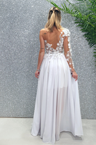 Abito lungo bianco Moda-Mania con manica unica, strascico in georgette e corpetto con fiori 3D, elegante e femminile.