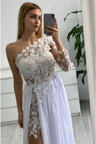 Abito lungo bianco con una manica, strascico in georgette e corpetto a fiori 3D, marca Moda-Mania.