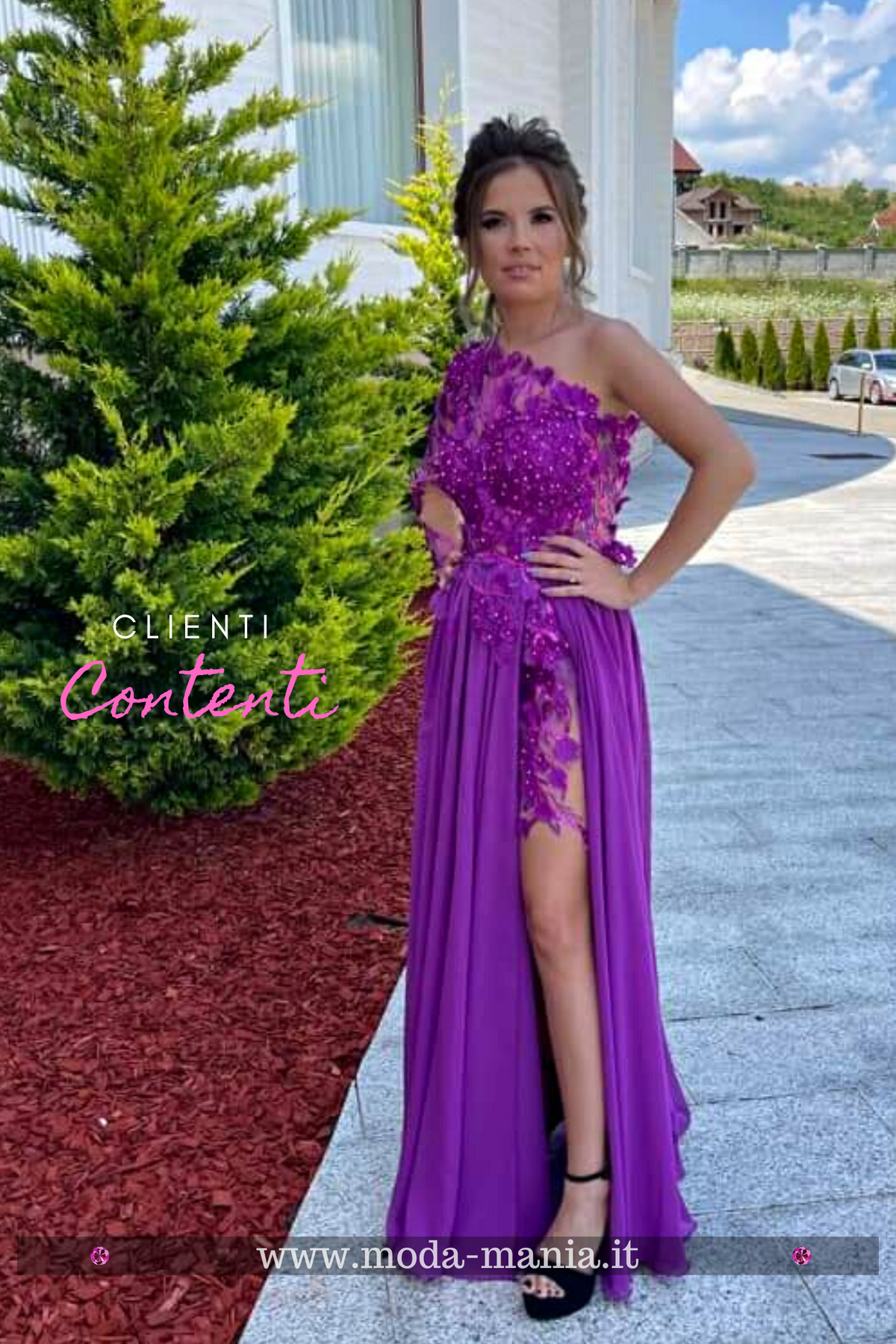 Abito lungo Moda-Mania in magenta con una manica, strascico in georgette e corpetto a fiori 3D, stile elegante e sofisticato.