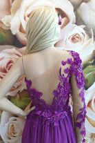 Abito lungo magenta con una manica, strascico in georgette e corpetto a fiori 3D, moda-mania.