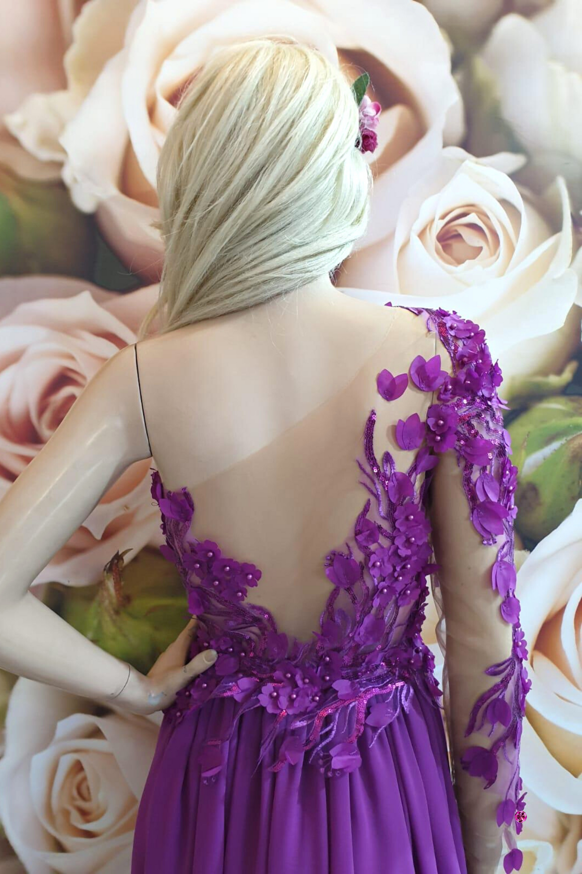 Abito lungo magenta con una manica, strascico in georgette e corpetto a fiori 3D, moda-mania.
