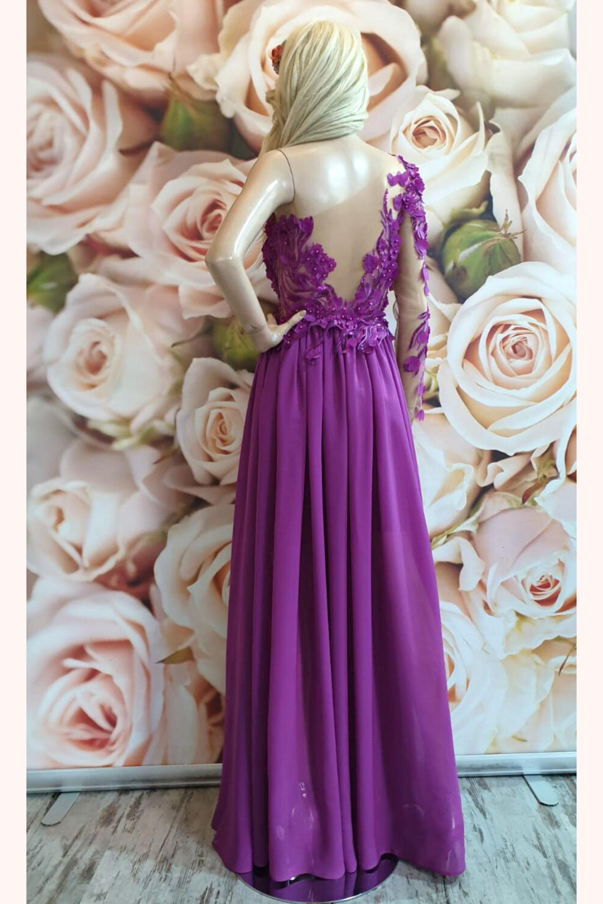 Abito lungo mono manica magenta Axa in georgette con strascico e corpetto a fiori 3D, firmato Moda-Mania.