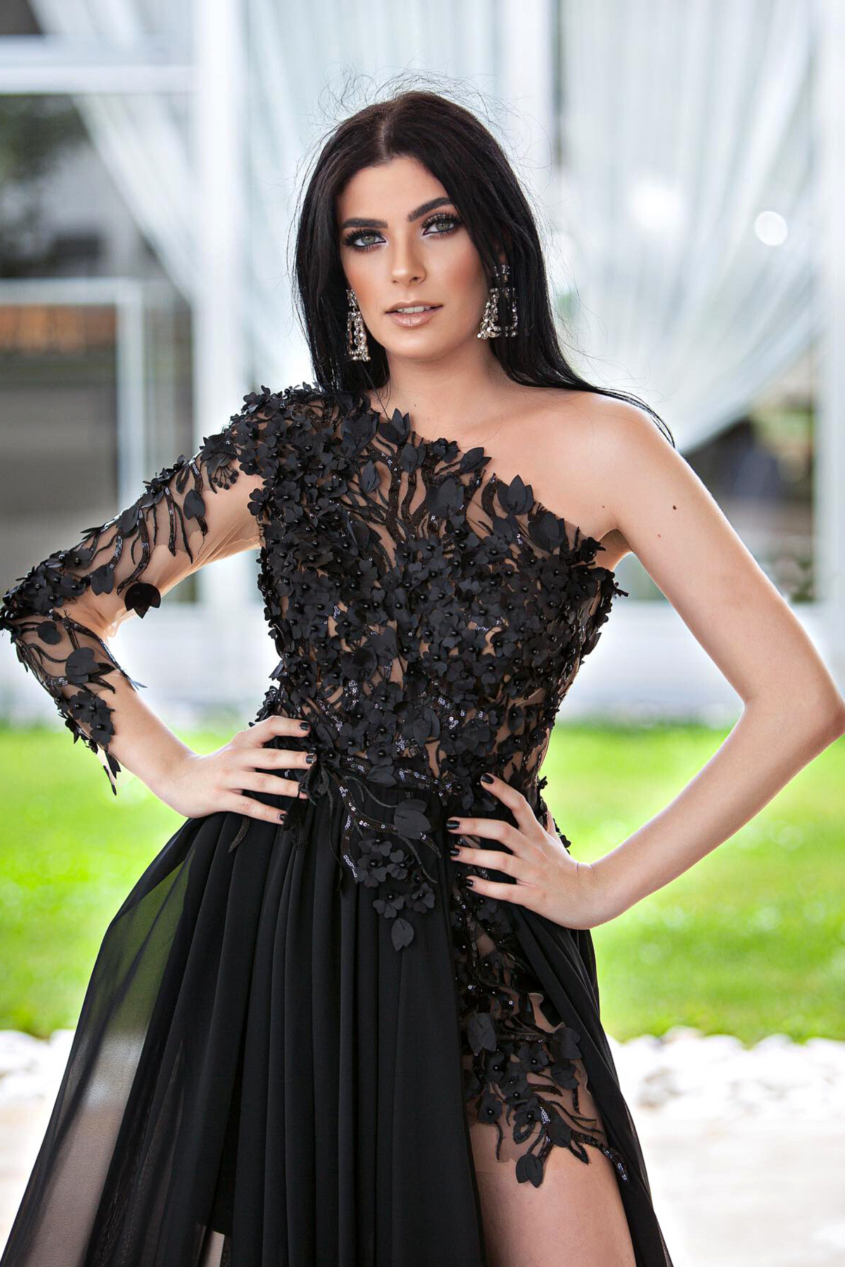 Abito lungo nero Axa di Moda-Mania con una manica, strascico in georgette e corpetto a fiori 3D, dettaglio elegante e femminile.