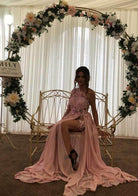 Abito lungo rosa con manica unica, strascico in georgette, corpetto a fiori 3D, marca Moda-Mania, immagine dettagliata e elegante.