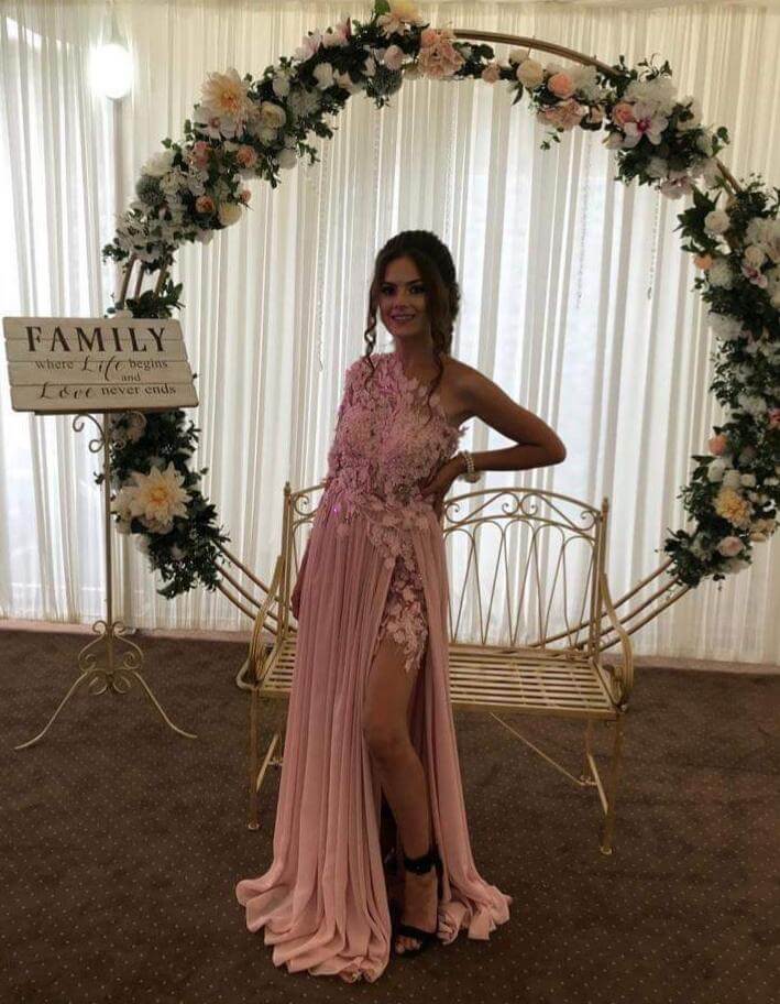 Abito lungo rosa con manica unica Axa, strascico in georgette, corpetto a fiori 3D, brand Moda-Mania.