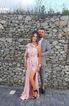 Abito lungo rosa Axa con manica singola, strascico in georgette, corpetto a fiori 3D, di Moda-Mania.