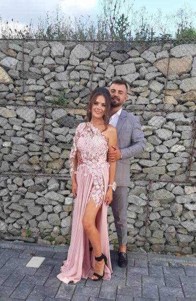 Abito lungo rosa Axa con manica singola, strascico in georgette, corpetto a fiori 3D, di Moda-Mania.
