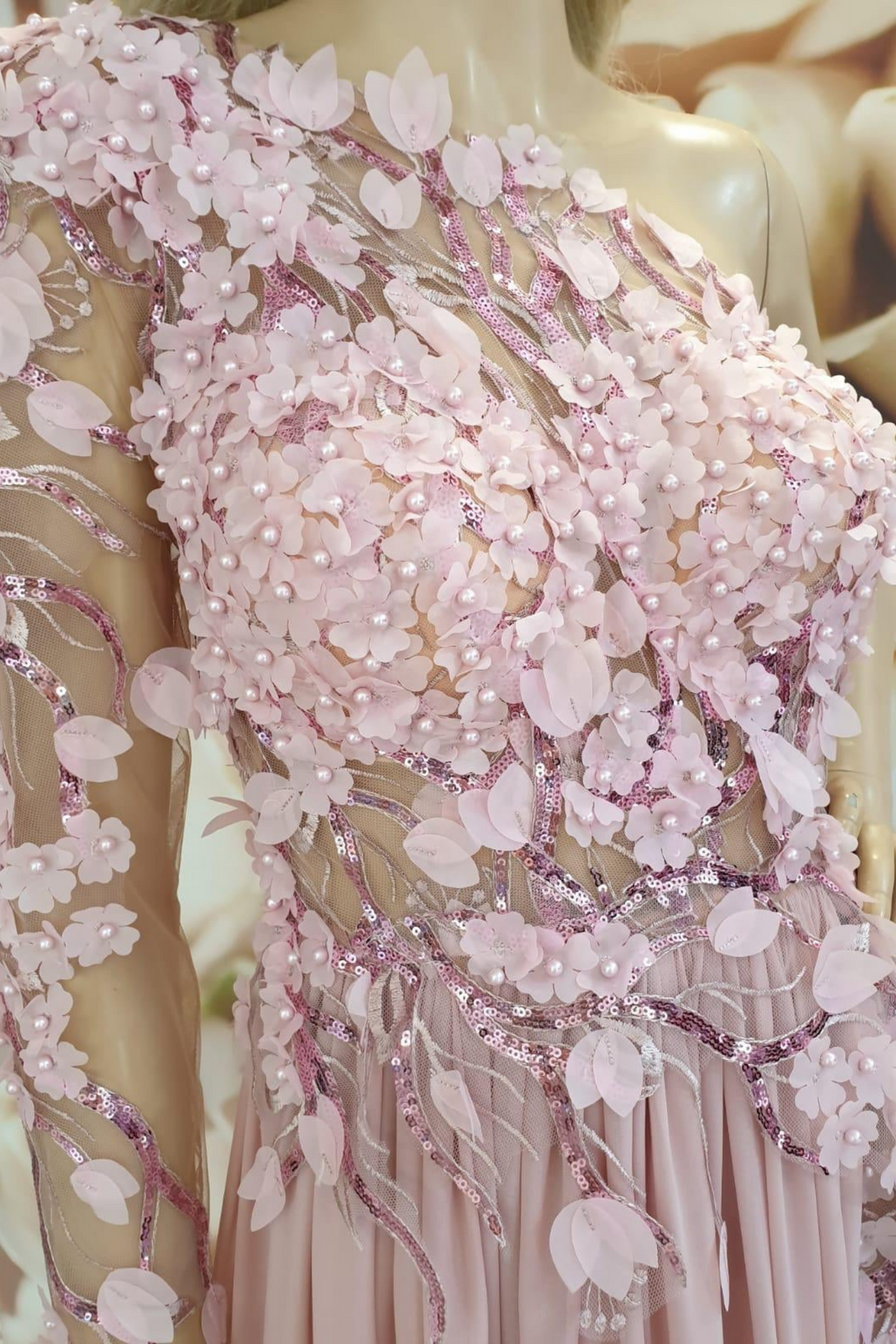 Abito lungo rosa Axa con manica singola, strascico in georgette e corpetto a fiori 3D, firmato Moda-Mania.