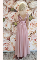 Abito lungo rosa con manica singola, strascico in georgette e corpetto a fiori 3D, firmato Moda-Mania.