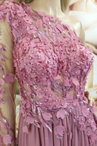 Abito lungo Moda-Mania con manica singola rosa scuro, strascico in georgette e corpetto a fiori 3D.