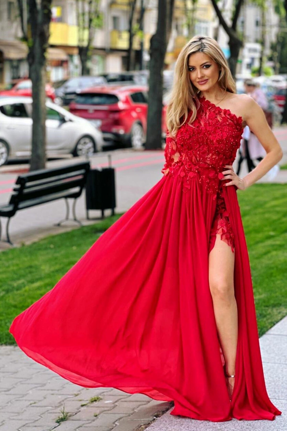 Abito lungo rosso Axa con manica unica, strascico in georgette e corpetto a fiori 3D, vestito elegante Moda-Mania.