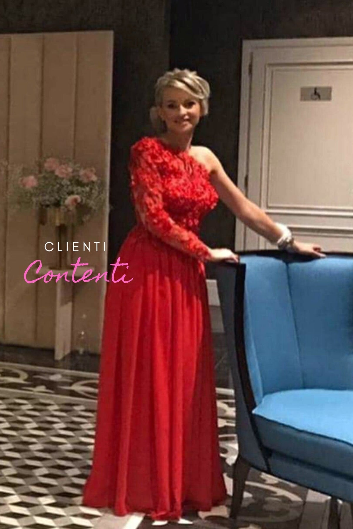 Abito lungo rosso con manica monospalla, strascico in georgette e corpetto a fiori 3D, moda-mania.