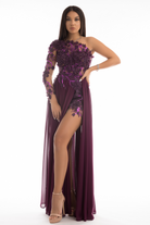 Abito lungo viola prugna Axa con una manica, strascico in georgette e corpetto a fiori 3D, moda elegante e sofisticata.