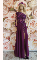 Abito lungo mono manica viola prugna Axa con strascico in georgette e corpetto a fiori 3D, moda elegante e femminile.