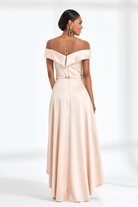 Abito nude con coda Moda Mania, svasato con tessuto lucido e scollatura a barchetta, dettaglio elegante e sofisticato.