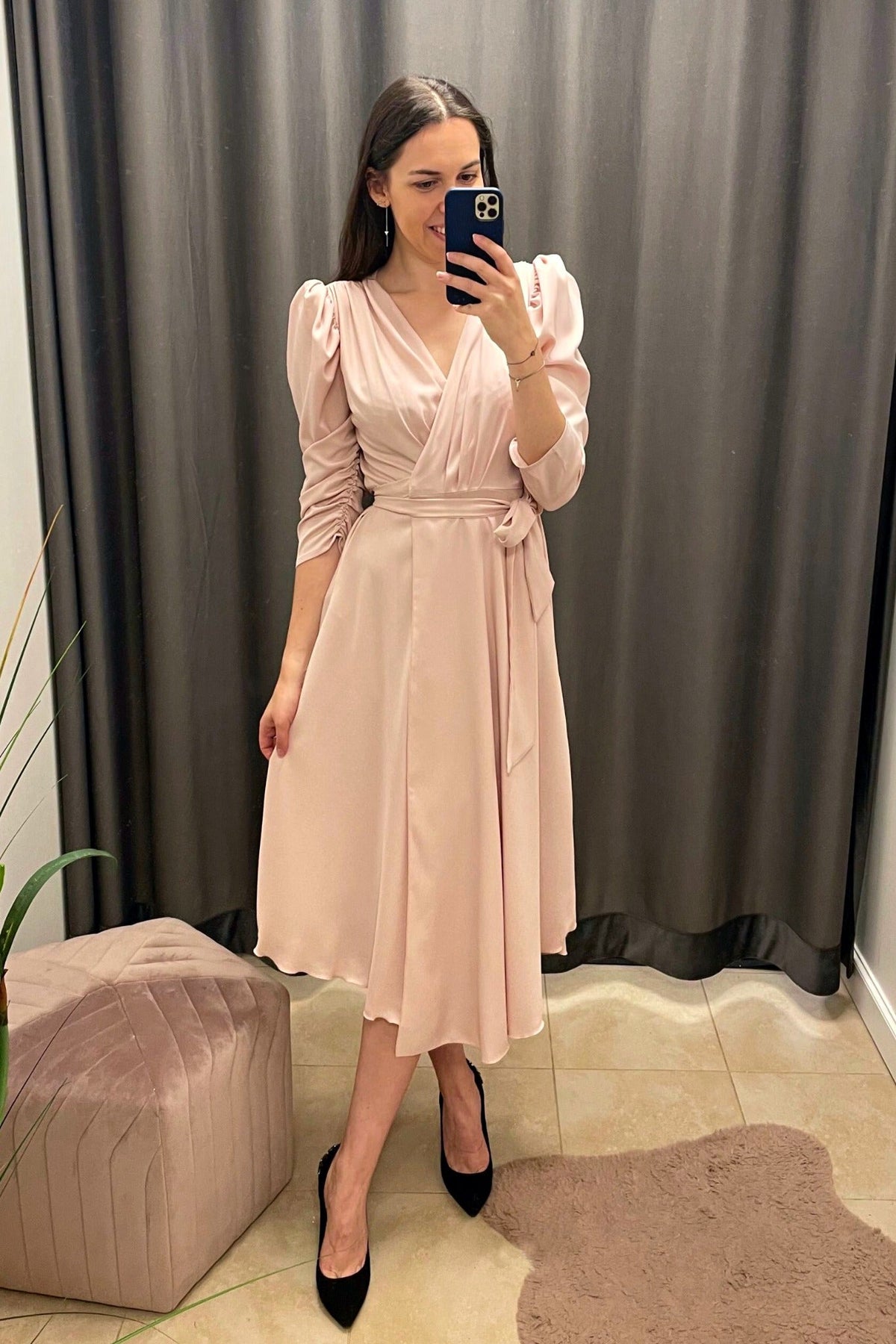 Abito midi rosa chiaro svasato di Moda-Mania con maniche a sbuffo, allacciabile in vita e spacco laterale, in tessuto leggero.