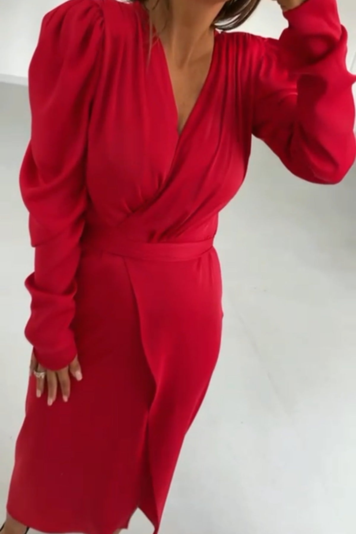 Abito midi rosso Moda-Mania con maniche a sbuffo, allacciabile in vita e spacco profondo, in tessuto leggero.