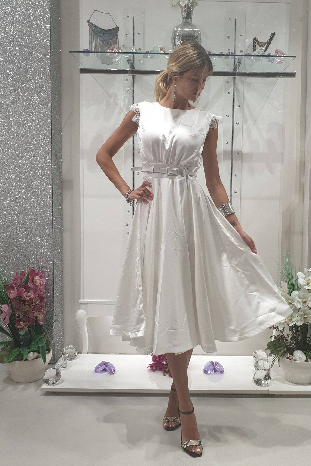 Abito svasato bianco Moda-Mania con gonna a ruota in tessuto satinato, rifiniture in pizzo e cintura inclusa, abiti corti eleganti