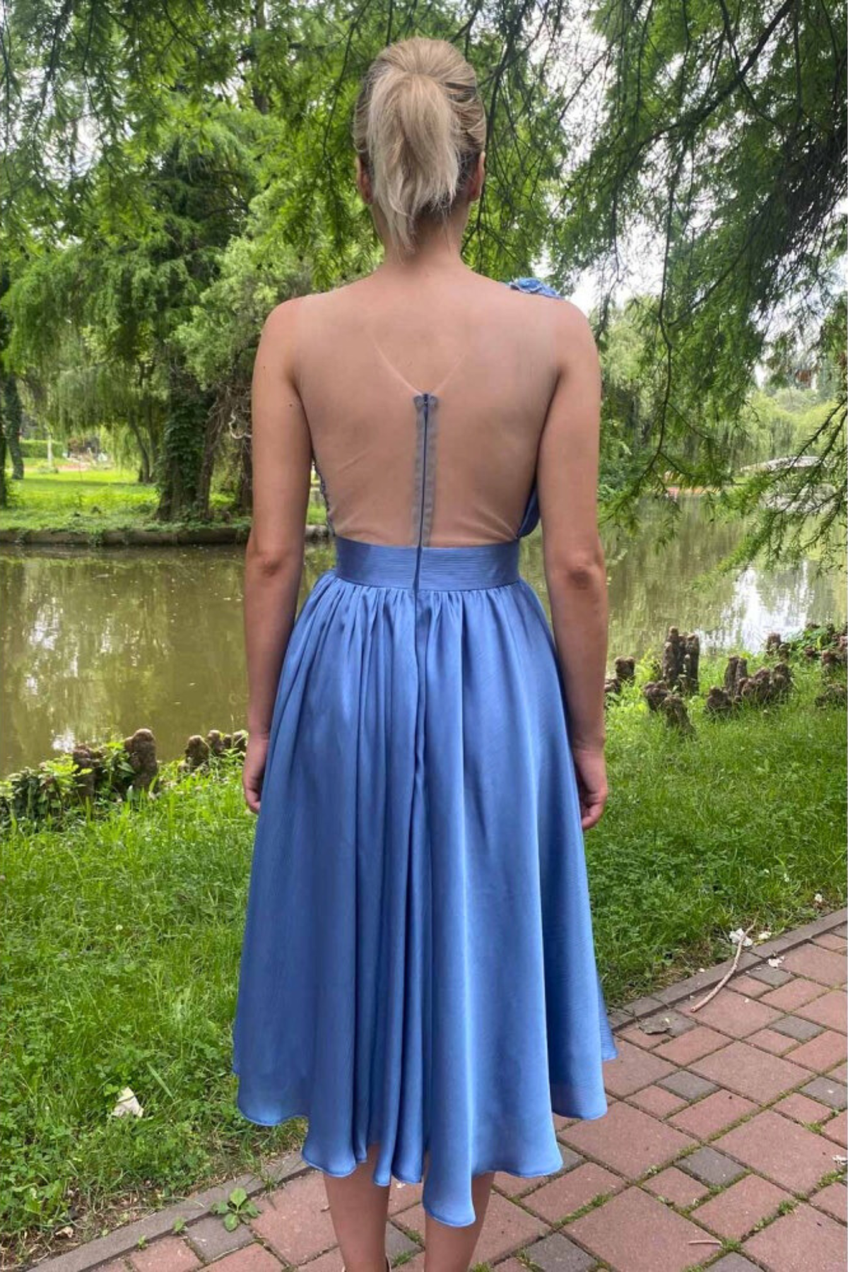Abito midi svasato celeste alla romana con corpetto e applicazioni floreali 3D, firmato Moda-Mania.