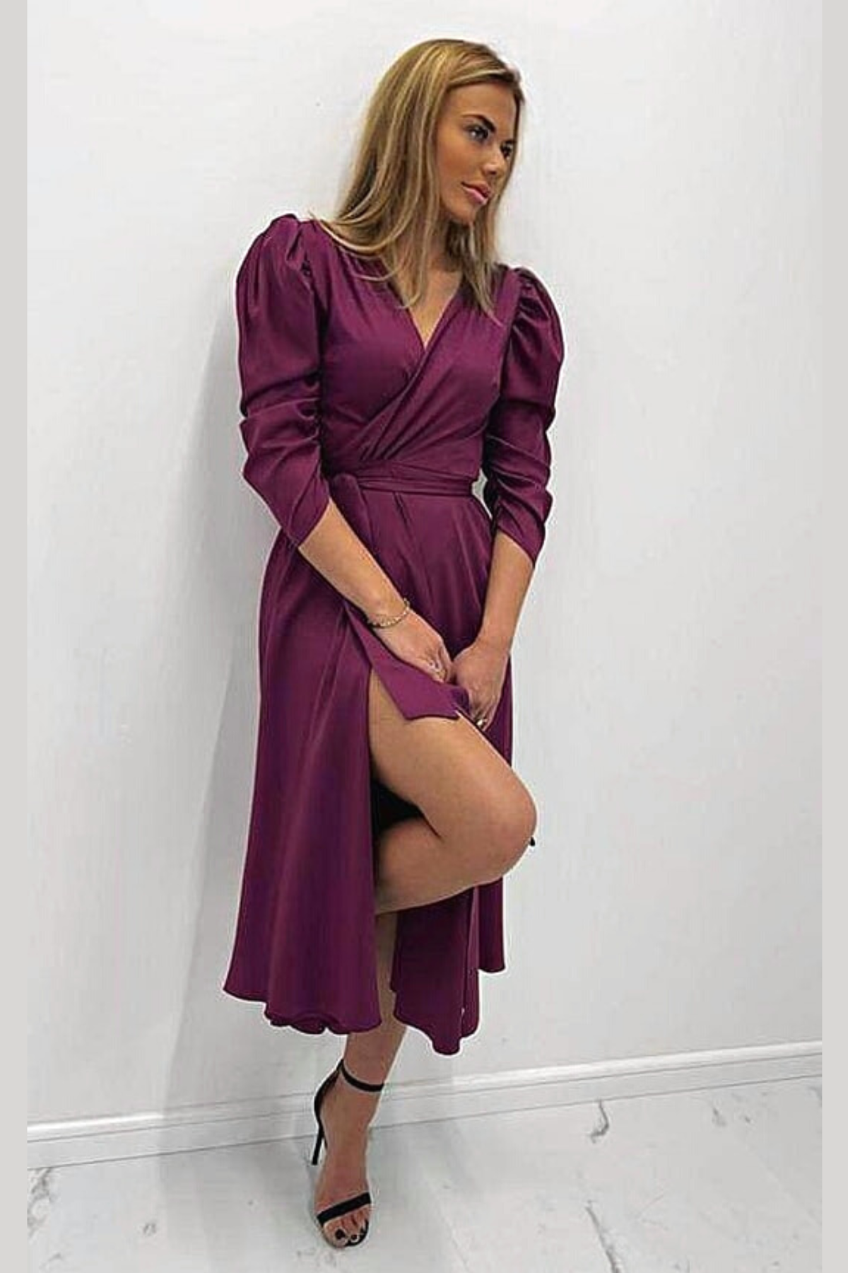 Abito lungo svasato colore prugna con maniche a sbuffo, allacciabile in vita e spacco laterale, Moda-Mania.