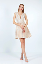 Abito svasato con scollo a V in tessuto beige chiaro e stampa glitterata argento, prodotto Moda-Mania.