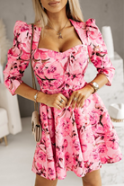 Abito svasato corallo a fantasia floreale Moda-Mania con scollo a V e maniche tre quarti a sbuffo, abiti corti femminili.