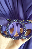 Abito svasato donna curvy in lavanda viola con maniche a campana e cinturino in vita con accessorio, lungo e elegante.