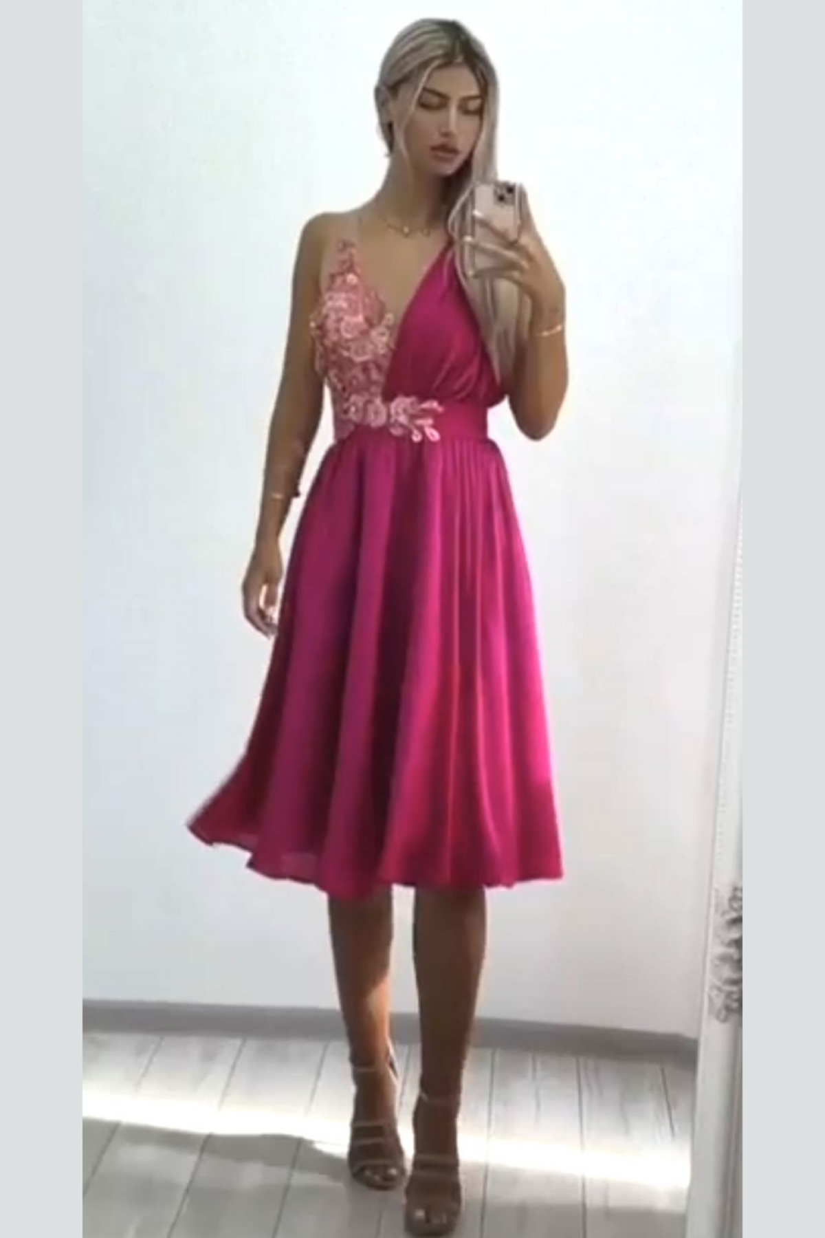 Abito midi svasato fucsia alla romana con corpetto a metà, applicazioni floreali 3D, marca Moda-Mania, visibile in dettaglio
