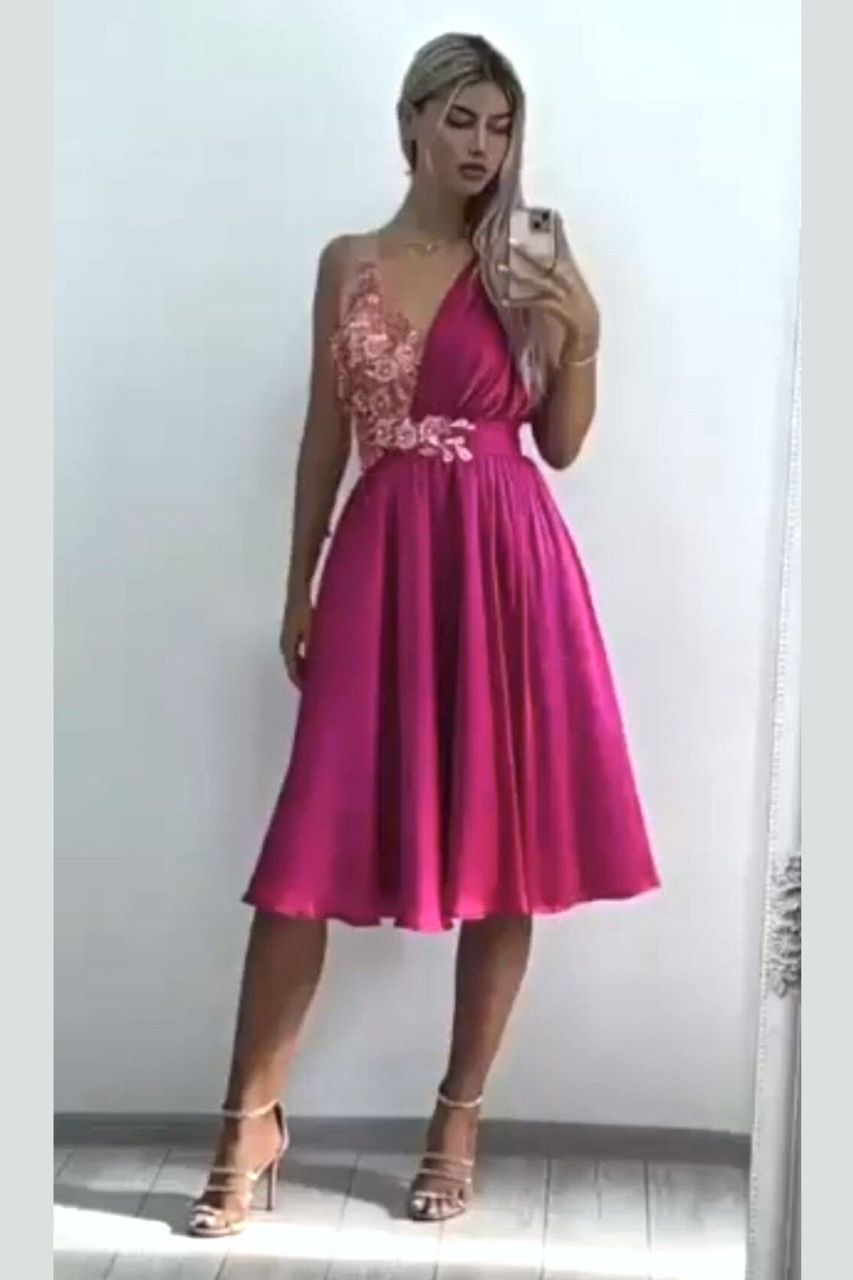 Abito midi svasato fucsia alla romana di Moda-Mania con corpetto e applicazioni floreali 3D, dettagli eleganti e femminili.