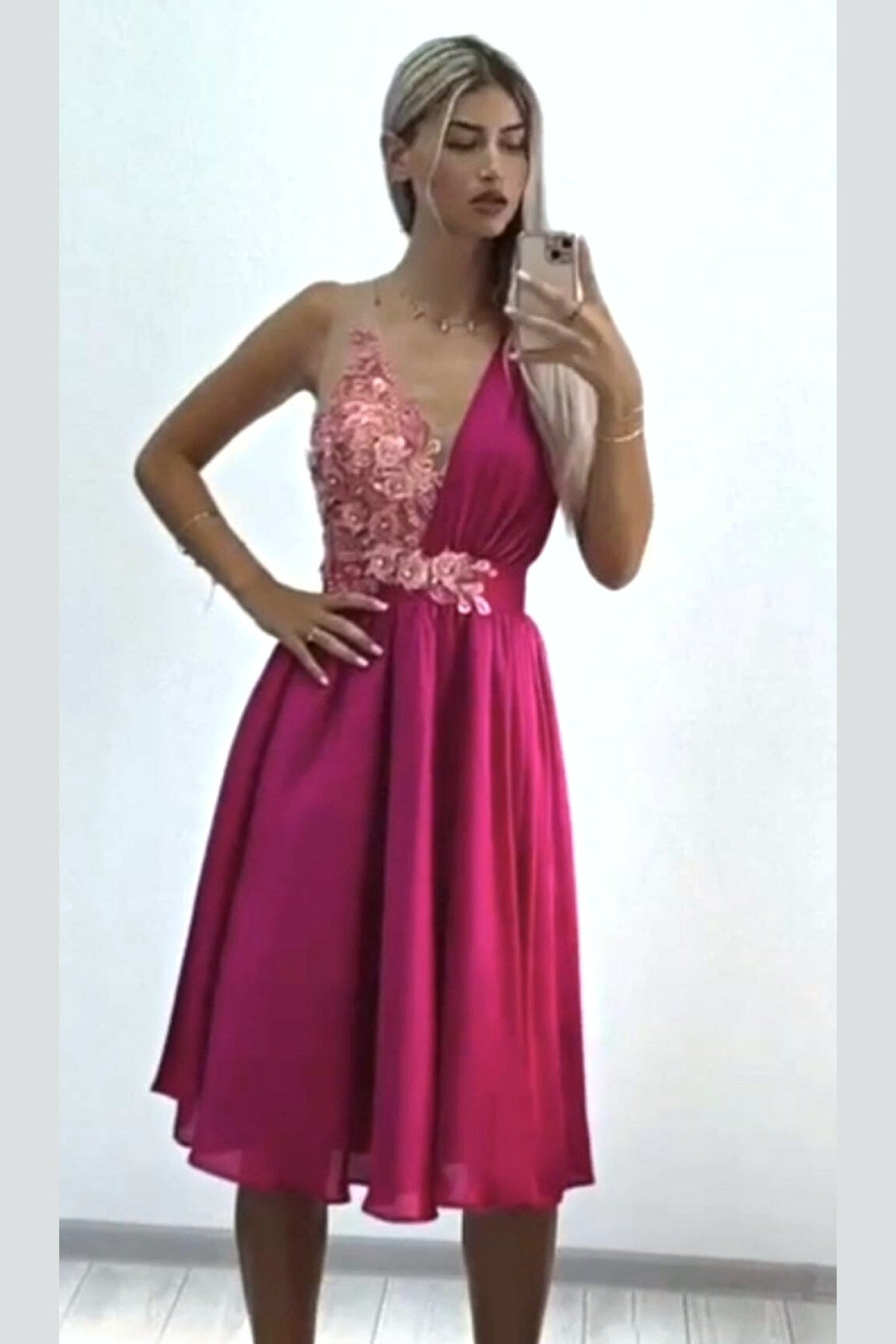 Abito midi svasato fucsia alla romana con corpetto e applicazione floreale 3D, marca Moda-Mania, in tessuto leggero e elegante.