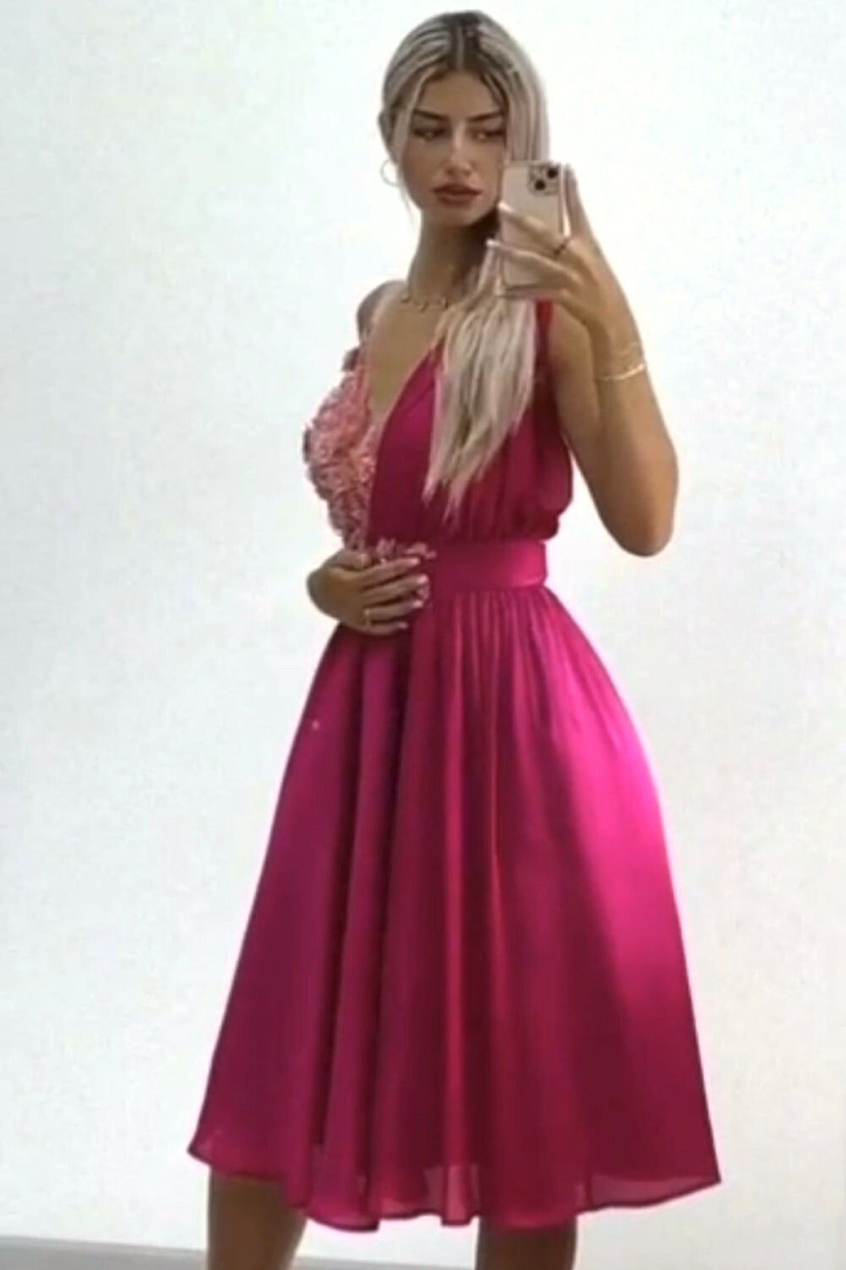 Abito midi svasato fucsia alla romana con corpetto e applicazioni floreali 3D, firmato Moda-Mania.