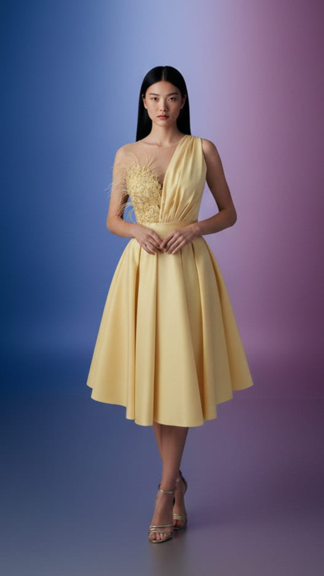 Abito svasato giallo midi Moda-Mania con corpetto floreale e dettagli di piume decorativi, stile elegante e femminile.