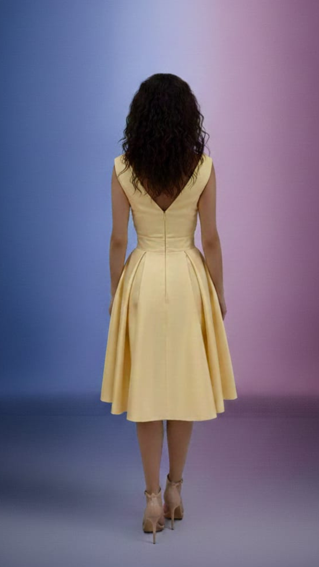 Abito svasato giallo midi Moda-Mania con corpetto floreale e dettagli di piume decorative, stile elegante e femminile.