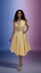 Abito svasato giallo midi Moda-Mania con corpetto floreale e dettagli di piume decorative, ideale per occasioni eleganti