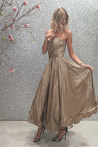 Abito lungo svasato in tessuto glitterato dorato bronzo con corpetto a cuore a punta e lunghezza asimmetrica, di Moda-Mania.