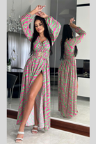 Abito lungo svasato con stampa zebrata fucsia e verde acqua, spacco e cintura elasticizzata, moda-mania