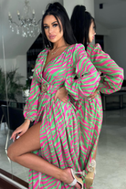 Abito lungo svasato a stampa zebrata fucsia e verde acqua con spacco e cintura elasticizzata, Moda-Mania